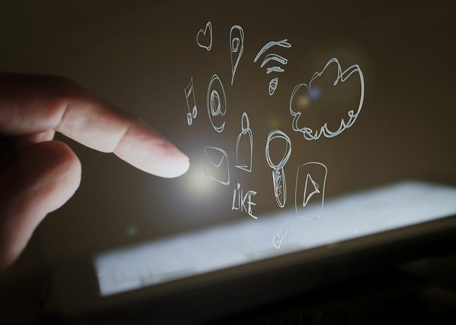 Imagem de pessoa acessando suas redes sociais e interagindo.