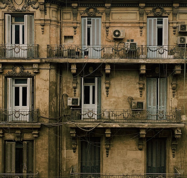 Imagem de prédio e seus aparelhos de ar condicionado para fora